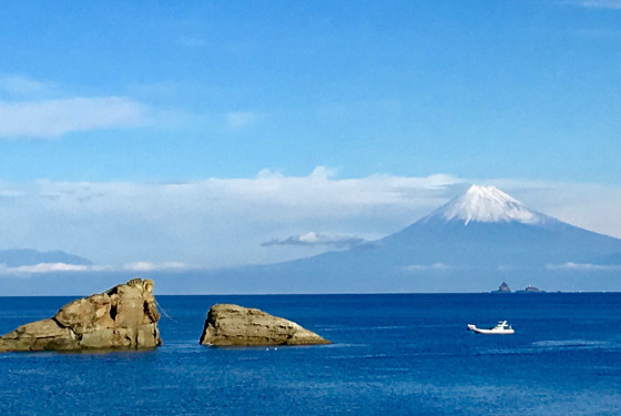富士山と夫婦岩（雲見浜）